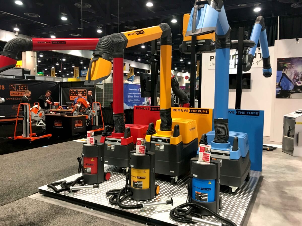 stand de montaje comercial que muestra una variedad de opciones de extractores de humos portátiles en los 3 colores disponibles: amarillo, rojo y azul. 